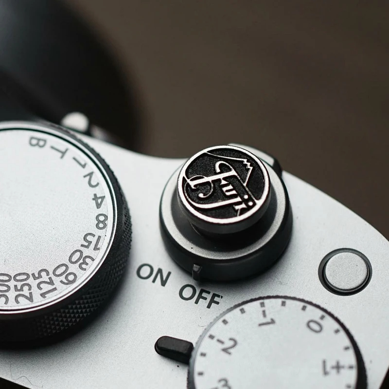 غطاء معدني لفتحة الكاميرا وزر - مراجعة Canon Camera Eos R50 وسعره